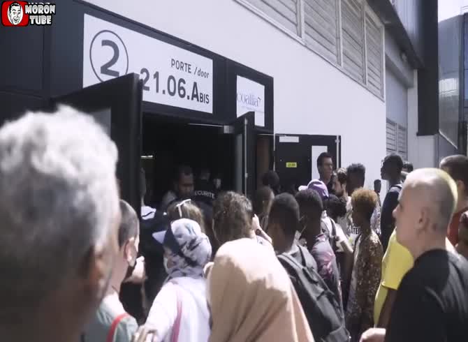 Video :African refugees break into a Ukrainian camp